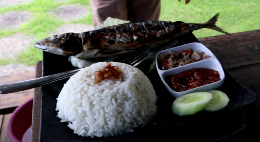 Ikan bakar yang ada di warung ikan laut Pesanggrahan, Buleleng