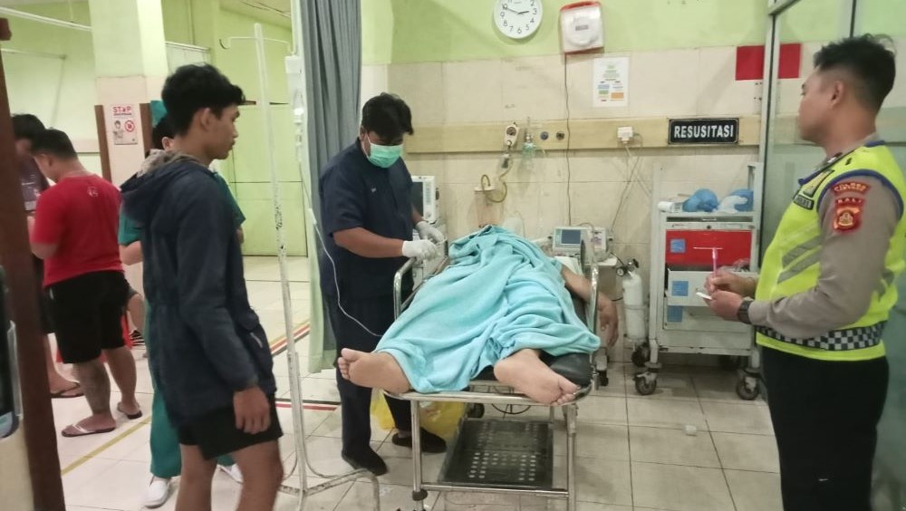 TERLUKA: Andre Saputra dirawat di rumah sakit setelah kecelakaan menabrak mobil box parkir di Marga, Tabanan.