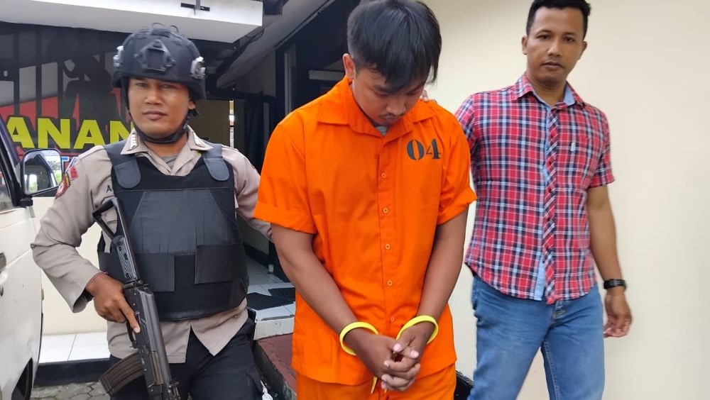 PENCURIAN: Khoirul Rohman alias Maman, 26, asal Banyuwangi diamankan Polsek Denpasar Utara usai lakukan pencurian di salah satu hotel di Denpasar, Bali.