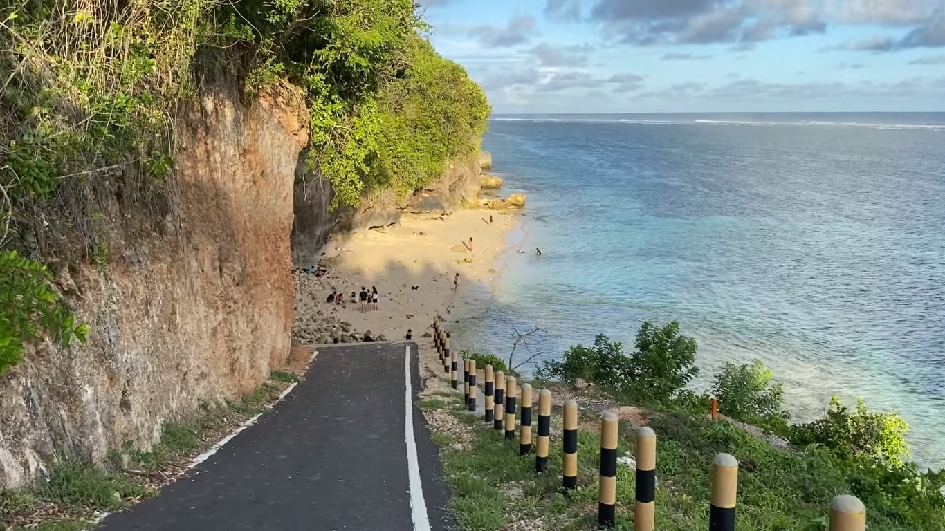 Pantai Tanah Barak jadi alternatif pantai yang tidak ramai di Bali. Dekat dari Pantai Pandawa.