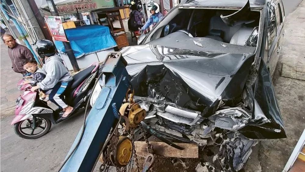 RINGSEK TAK BERBENTUK: Bangkai Toyota Avanza ringsek usai kecelakaan menabrak gapura yang sebelumnya diwarnai aksi kejar-kejaran di Kota Batu.