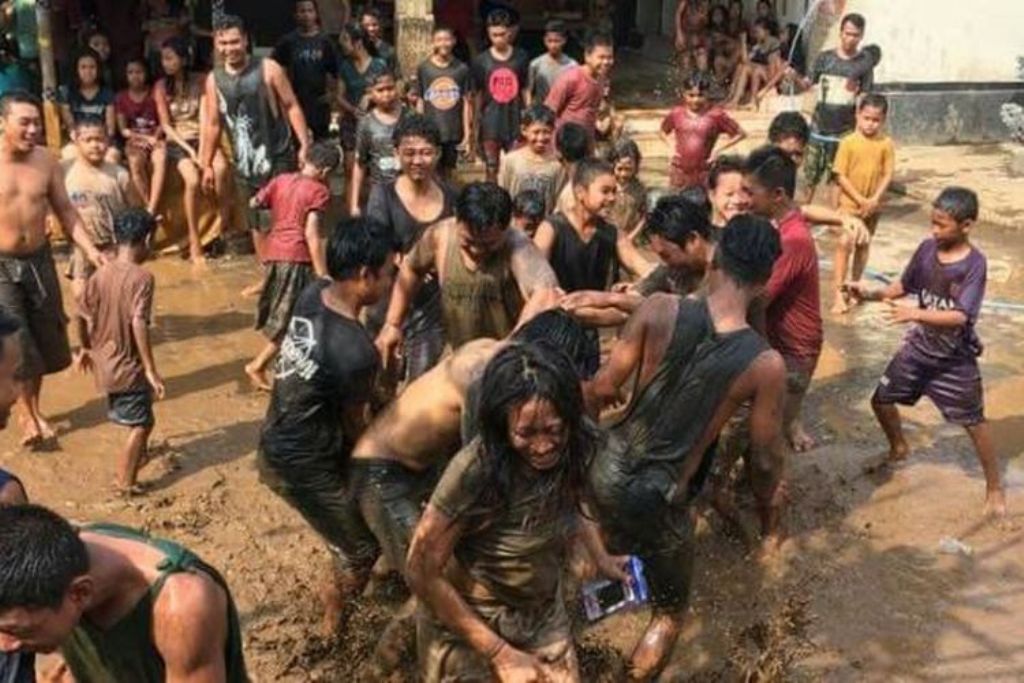 Tradisi Mekering-Keringan Endut di Buleleng, adalah salah satu tradisi unik umat Hindu di Bali.
