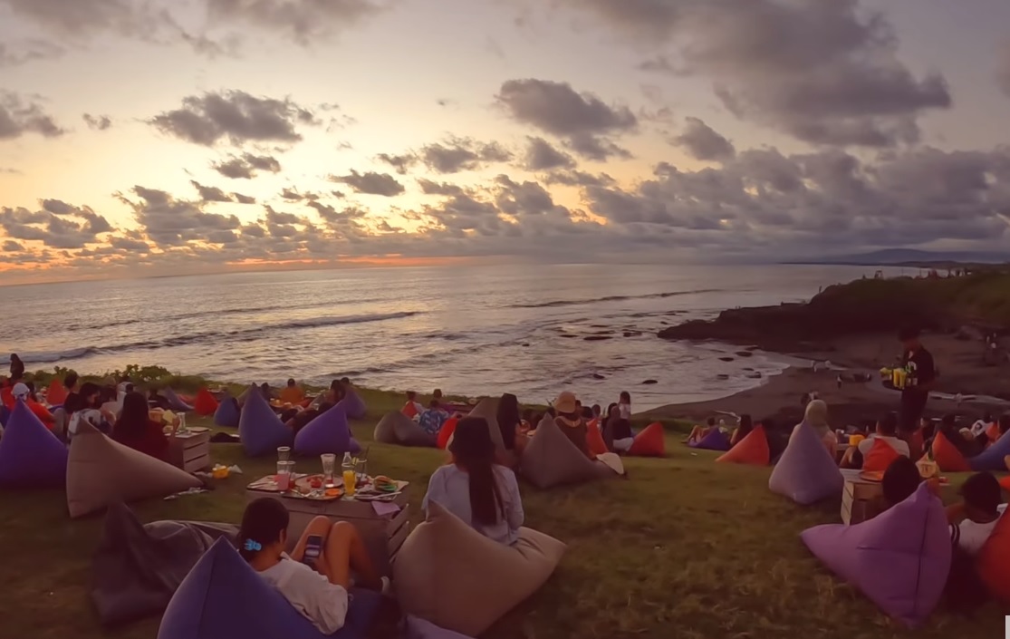 Pantai Cinta atau Beach Love di Pantai Kedungu, Tabanan