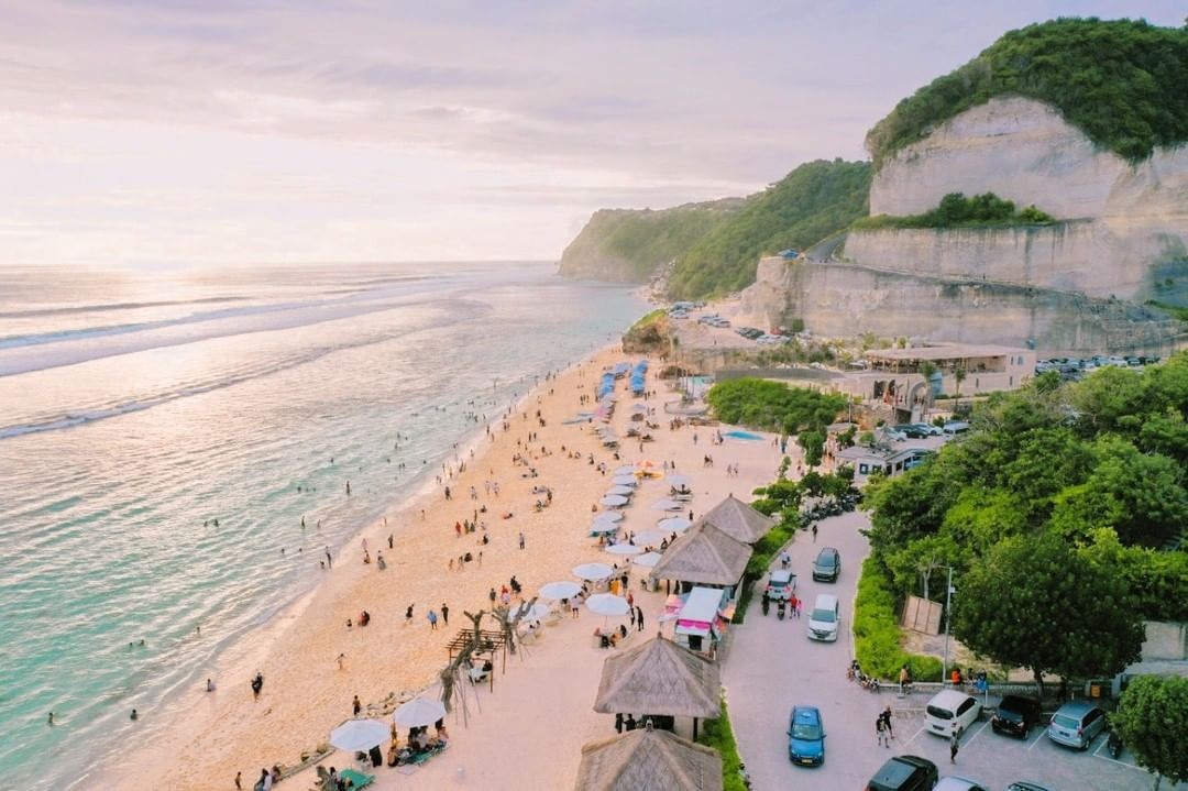 Pantai Melasti, Ungasan, Bali memiliki panorama alam yang menakjubkan.