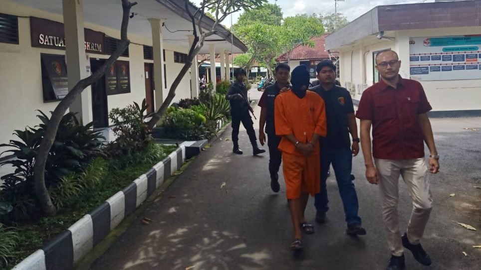 DIBUI: MH dikeler angota Polres Jembrana usai ditangkap atas laporan penyebaran vidio bugil mantan kekasihnya.