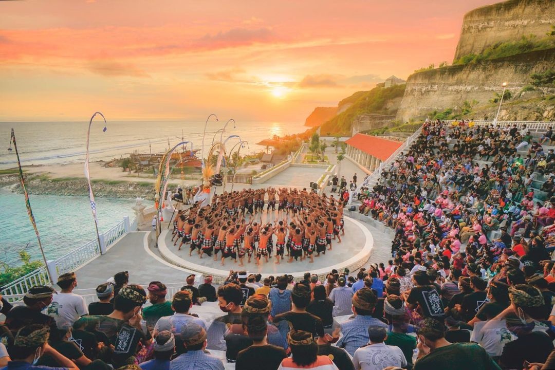 Pertunjukan Tari Kecak di Pantai Melasti, Ungasan, Bali.
