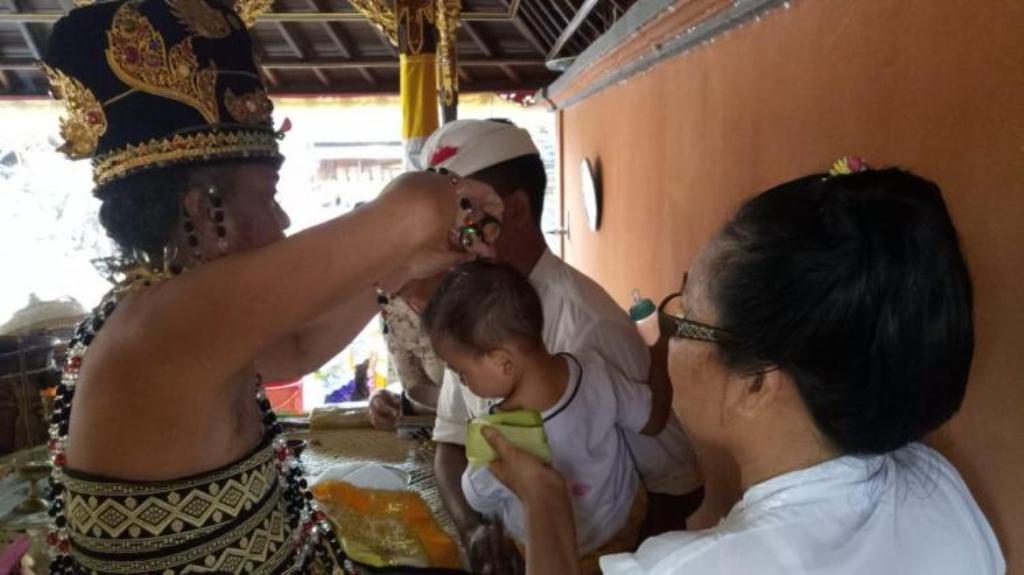 Upacara mapetik dalam tradisi Hindu Bali.