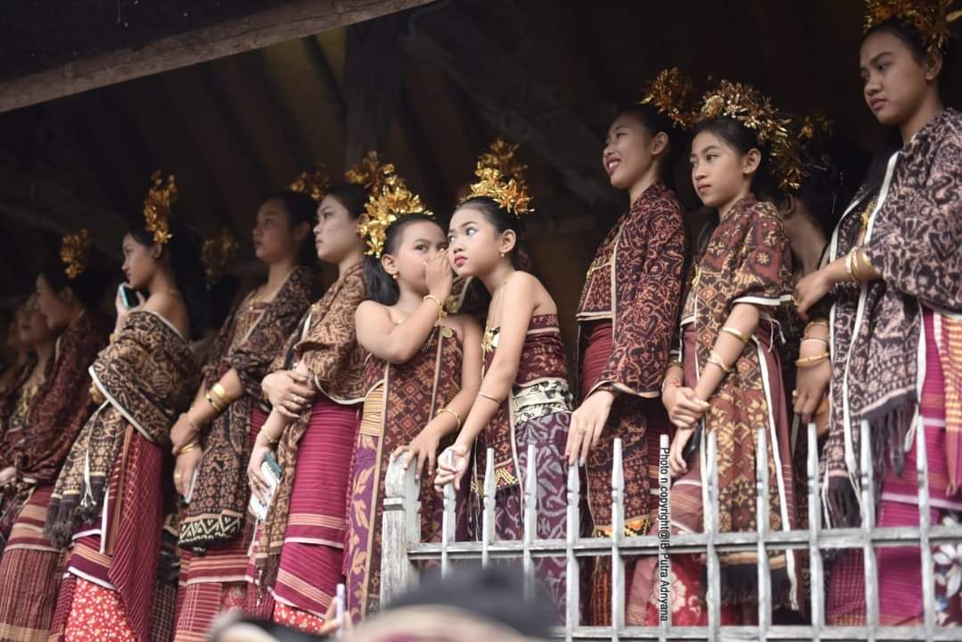 Gadis Tenganan saat menggunakan Kain Gringsing Motif Wayang Kebo saat ada acara mekare kare atau perang pandang.