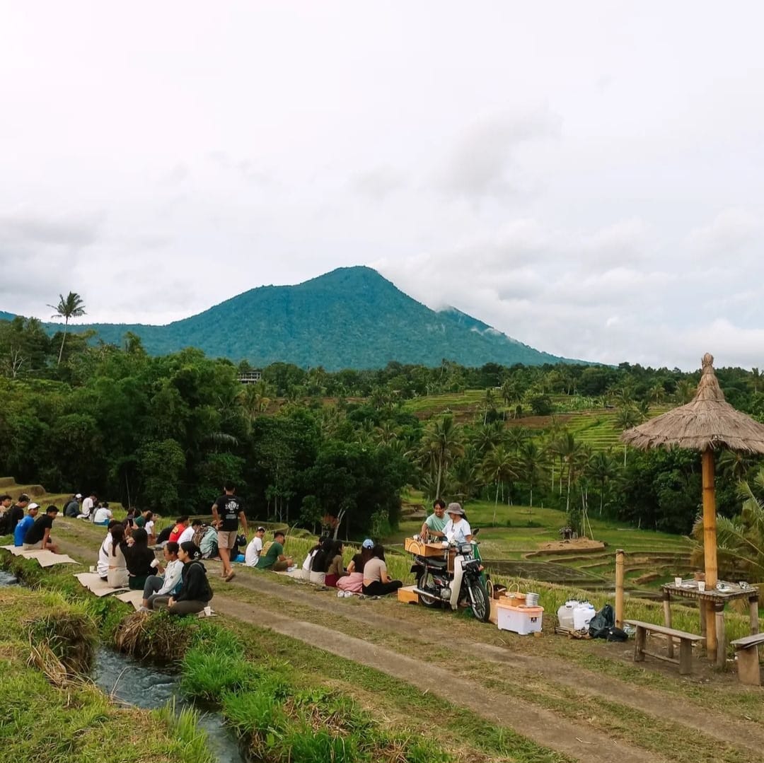 Nyarik Kopi, jualan kopi di pinggir jalan dengan suasana alam persawahan di bawah pegunungan.