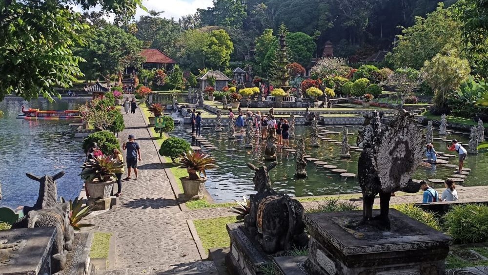 INDAH DAN NYAMAN: Taman Tirta Gangga di Karangasem dipadati warga Bali di libur Lebaran.