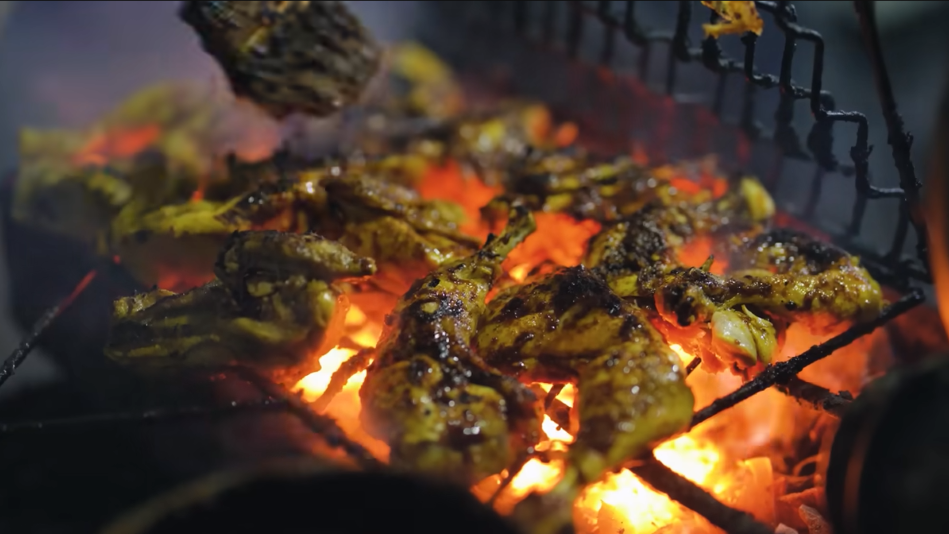 BIKIN NAGIH: Ayam bakar Wo Aini salah satu kuliner malam di Bali yang bisa jadi pilihan.