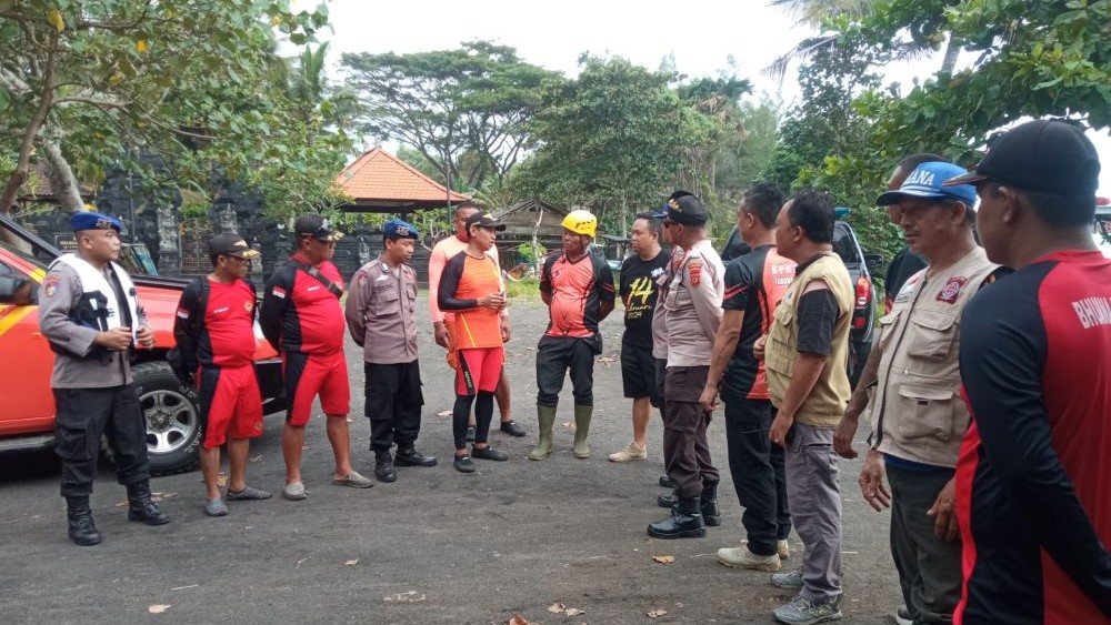 CARI ABK HILANG: Basarnas selain mengerahkan tim gabungan sekitar 30 orang juga menurunkan pesawat untuk mencari ABK hilang di Pantai Soka, Bali.