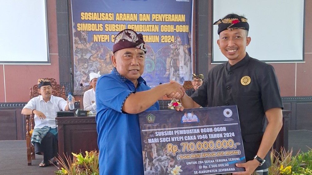 SUBSIDI: Bupati Jembrana I Nengah Tamba menyerahkan dana subsidi peserta lomba ogoh ogoh secara simbolis.