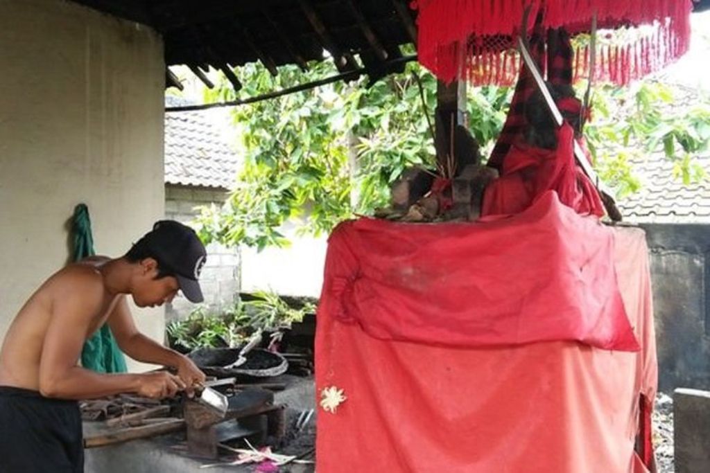 Umat Hindu di Bali mengenal trah Pande yang jumlahnya sangat banyak. Ada cerita menarik di balik pantangan makan ikan gabus.