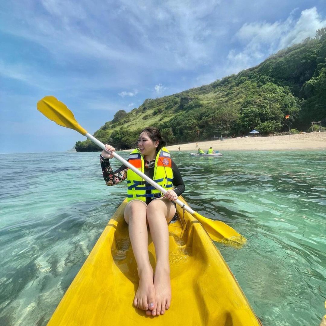 Main kano di Pantai Gunung Payung, Desa Kutuh, Kuta Selatan, Bali.