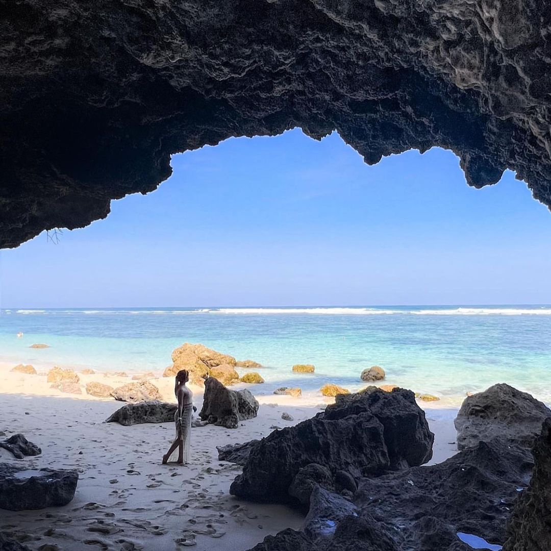 Goa di tepi Pantai Gunung Payung yang menjadi spot menarik untuk foto dan bersantai