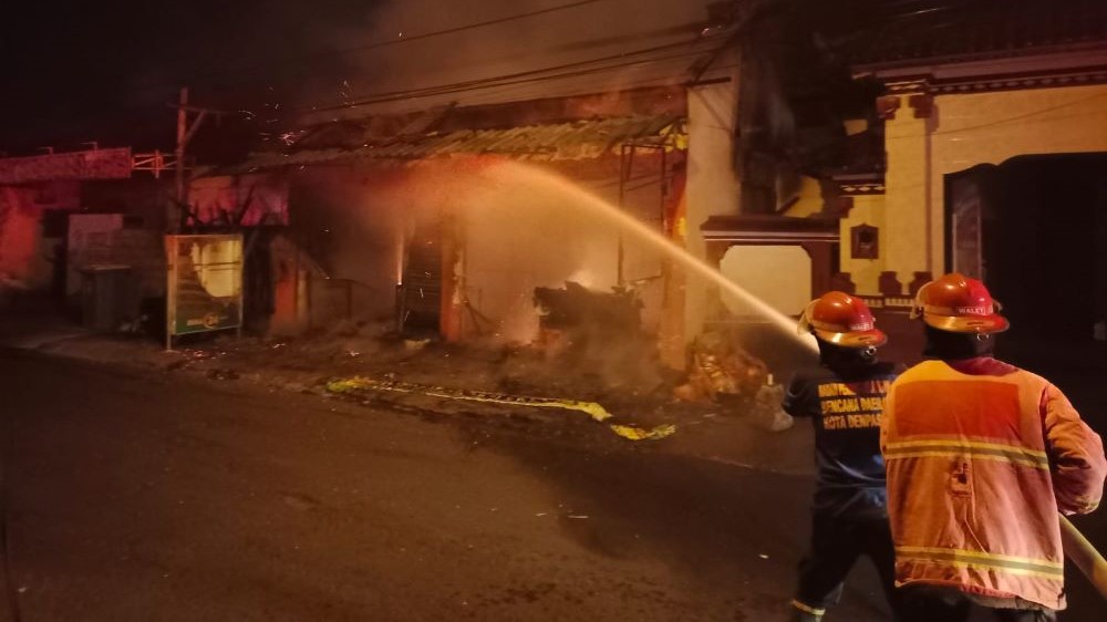 BIKIN PANIK: Warung babi guling Pak Kecap alami kebakaran hingga mengakibatkan pengunjung maupun karyawan berhamburan menyelamatkan diri.