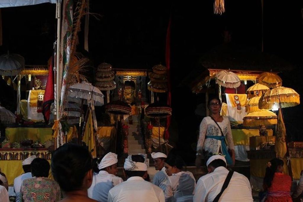 Berlokasi di Banjar Banyu Poh, Kecamatan Gerogak, Buleleng, Pura Kerta Kawat merupakan tempat sembahyang bagi umat Hindu Bali, diakui sebagai Pura Dhang Kahyangan
