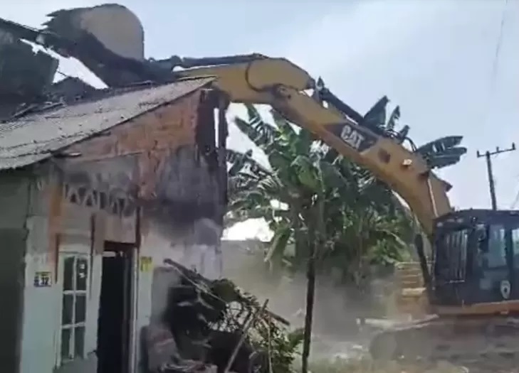 Rumah siswa SMK kelas 3 yang merupakan pembunuh 5 orang sekeluarga di Penajam Paser Utara (PPU) dihancurkan dan diratakan dengan tanah. (Istimewa)