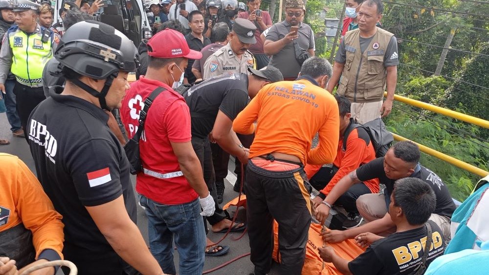 MENINGGAL: Petugas BPBD mengevakuasi jenazah I Kadek Karmawan dari dasar Sungai Cangkir, Gianyar, Senin (12/2).
