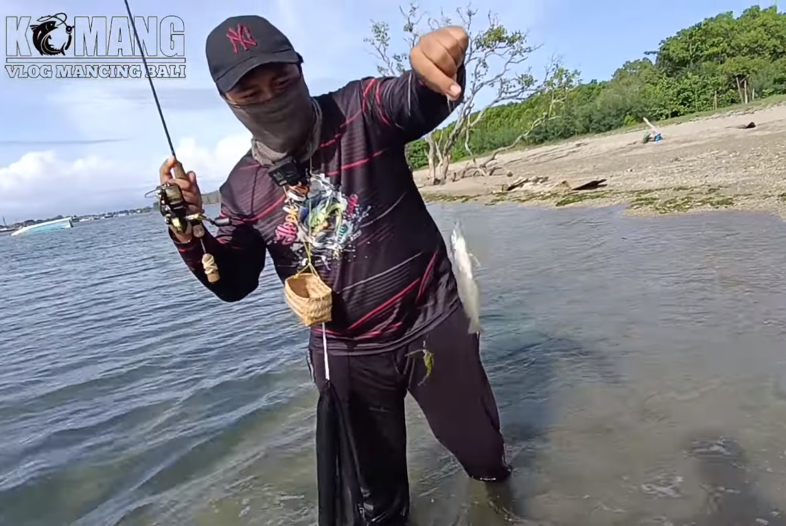 Mancing di Pantai Mertasari, Denpasar, Bali.