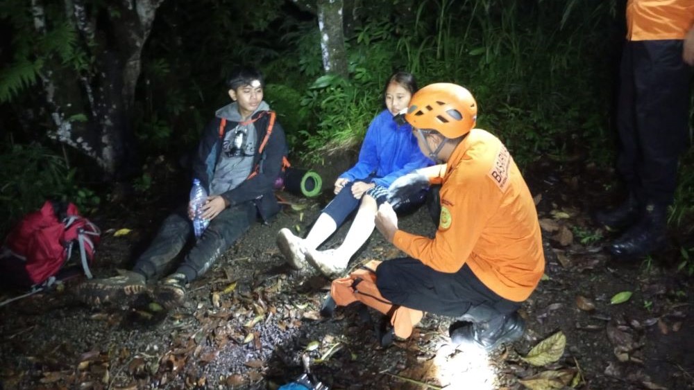 DARURAT: Pendaki Gunung Agung Bali, Luh Asri Ningsih Widi Nurjaya dievakuasi Tim SAR gabungan karena kakinya terkilir dan hipotermia.