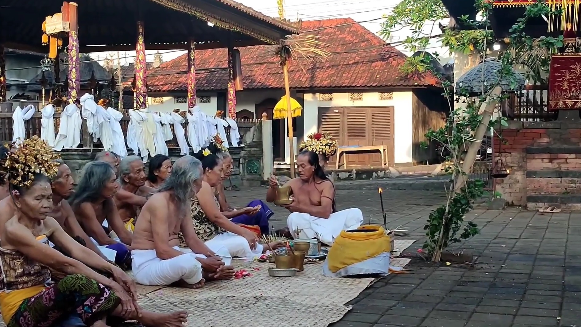 Tradisi Usaba Sumbu di Desa Adat Asak, Kecamatan/Kabupaten Karangasem sebagai momentum nangluk merana