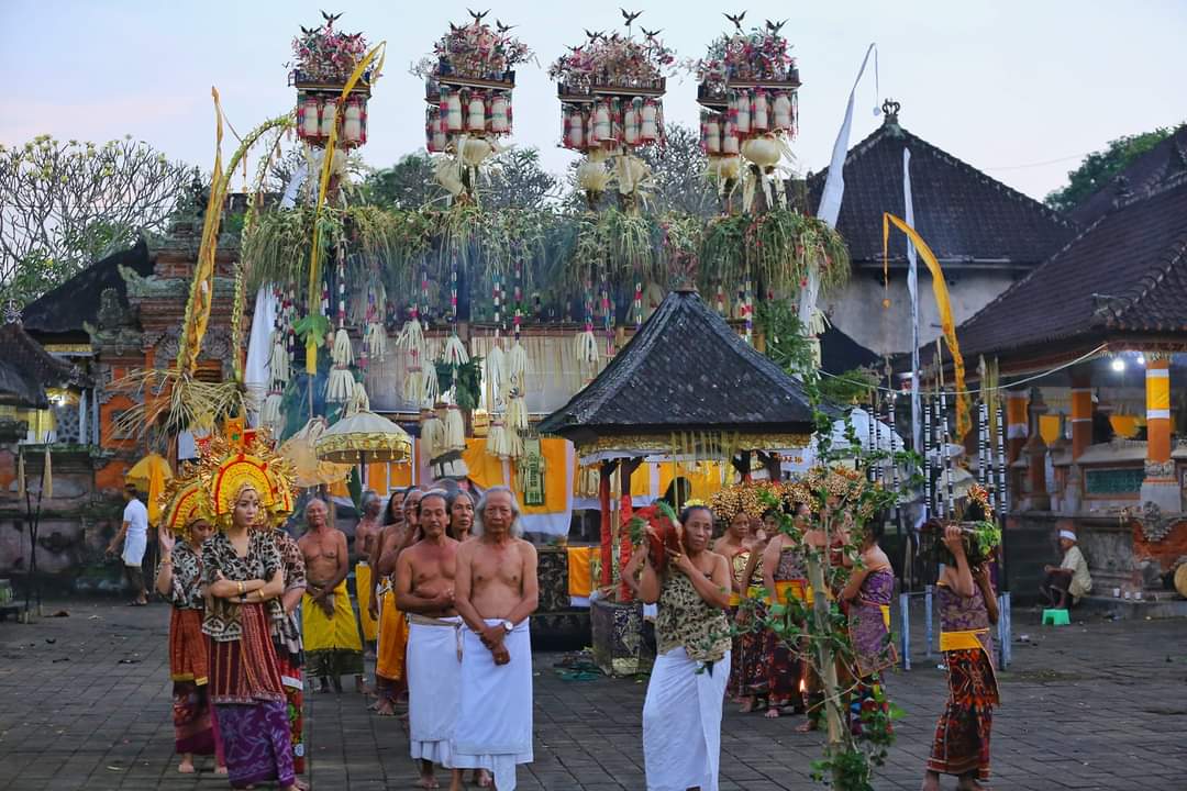 Tradisi Usaba Sumbu di Desa Adat Asak, Kecamatan/Kabupaten Karangasem.