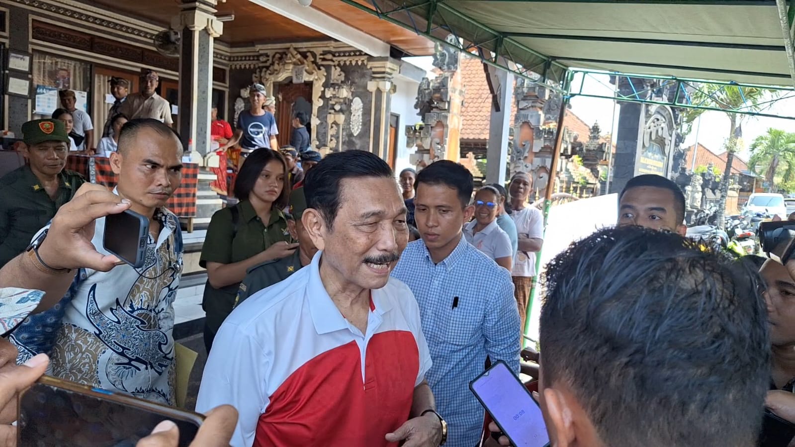 NYOBLOS: Menko Marves Luhut Binsar Pandjaitan tiba di TPS 14 Banjar Pengayehan, Desa Cemagi, Kecamatan Mengwi, Badung Bali pada Pemilu 2024, Rabu (14/2).