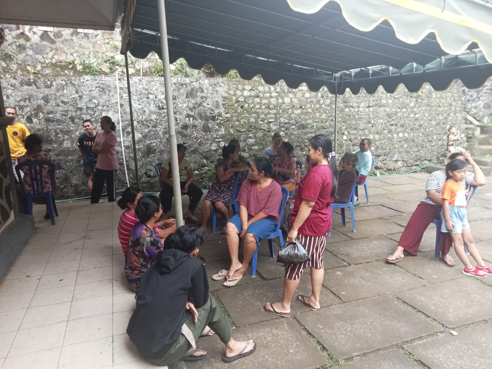 Suasana pemilih yang menunggu untuk mencoblos di TPS 5 Dusun Munduk Waban, Desa Pedawa, Kecamatan Banjar
