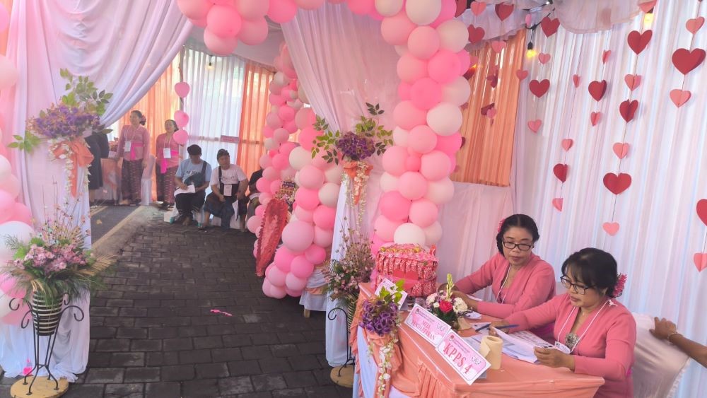 TEMA VALENTINE: TPS 26 di Banjar Tunjung Sari, Desa Peguyangan Kangin, Denpasar Utara bertemakan Hari Valentine.