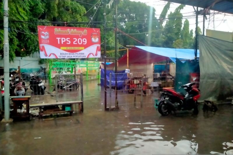Salah satu Tempat Pemungutan Suara (TPS) di Jakarta Utara, DKI Jakarta yang tergenang banjir, Rabu (14/2/2024).