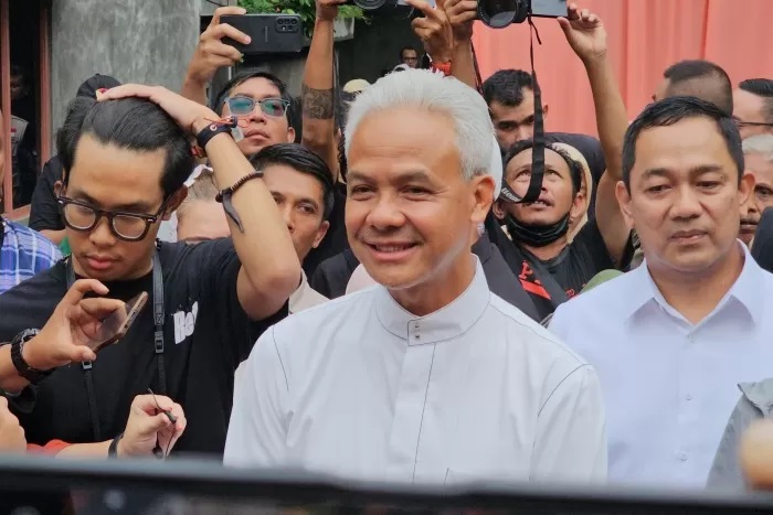 Calon presiden (capres) nomor urut 3 Ganjar Pranowo usai menggunakan hak suaranya di TPS 011, Lempongsari, Gajah Mungkur, Semarang, Jawa Tengah, Rabu (14/2). (Foto: Ridwan)