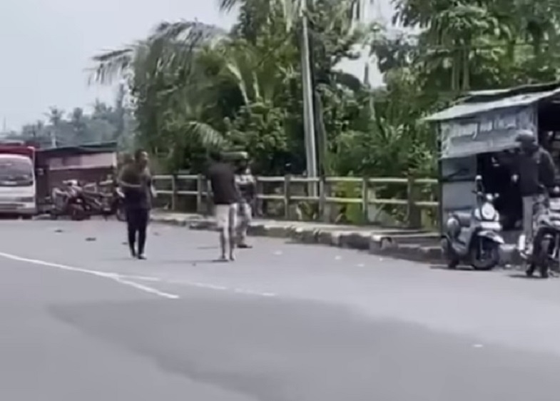 Duel dua pria di Jalan Rama Klungkung, Bali