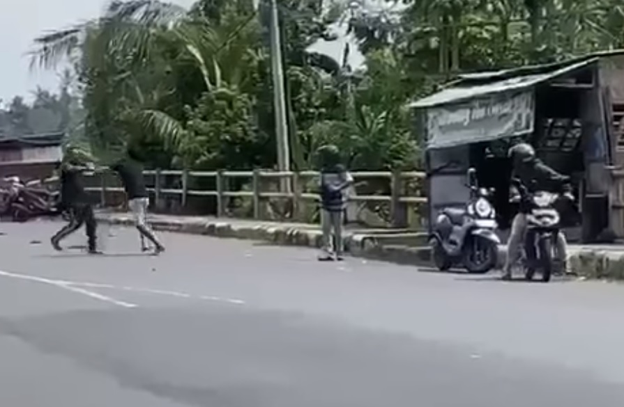 Duel dua pria di Jalan Rama Klungkung, Bali.