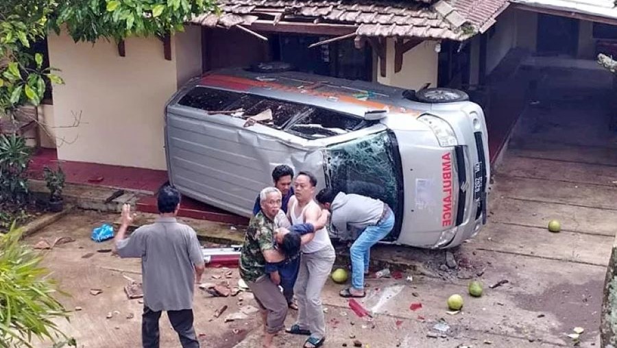 TERGULING: Mobil ambulance pengangkut snack KPPS kecelakaan hingga tabrak rumah warga di Kudus.