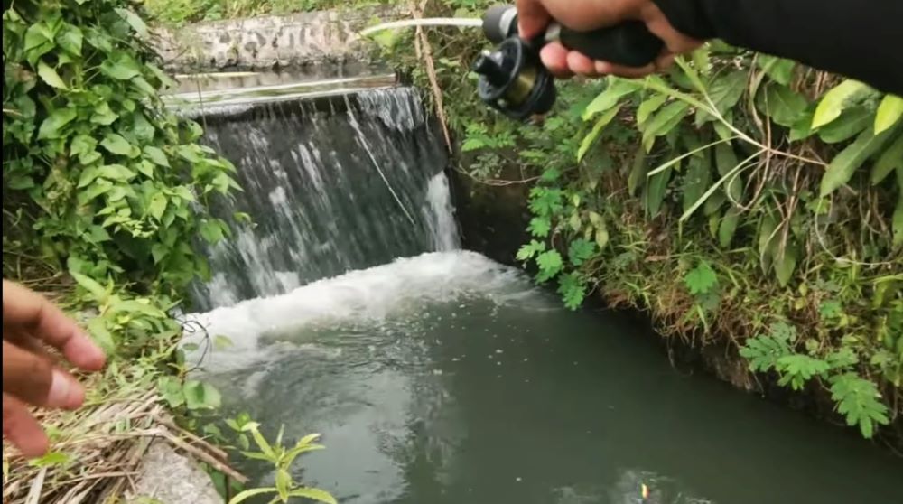 MANCING DI KALI: Pemancing di sungai mengaku kerap temukan benda-benda aneh yang diyakini bisa membawa keberuntungan.