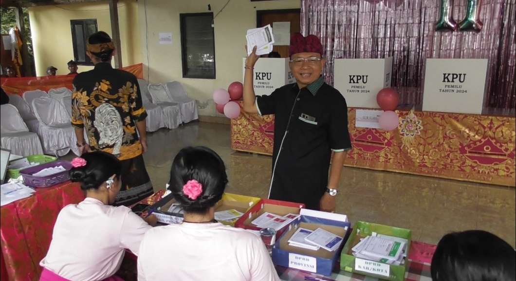 Ketua DPD PDIP Bali, Wayan Koster usai mencoblos