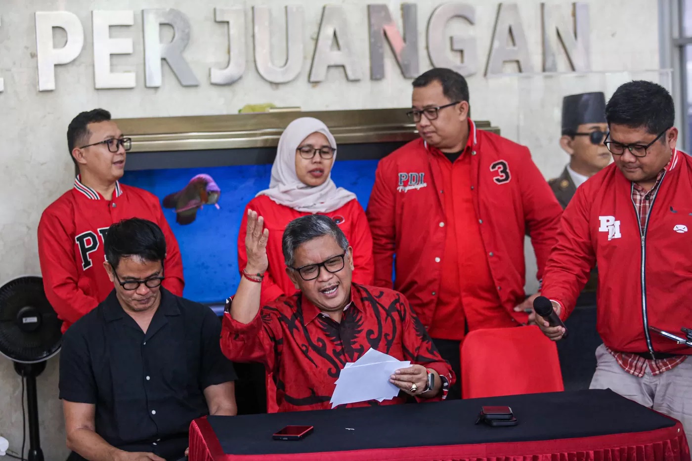Sekjen Partai Demokrasi Indonesia Perjuangan (PDI-P), Hasto Kristiyanto (tengah) pada konferensi pers di Kantor DPP PDI Perjuangan, Jakarta, Kamis (1/2/2024). (MIFTAHUL HAYAT/JAWA POS)