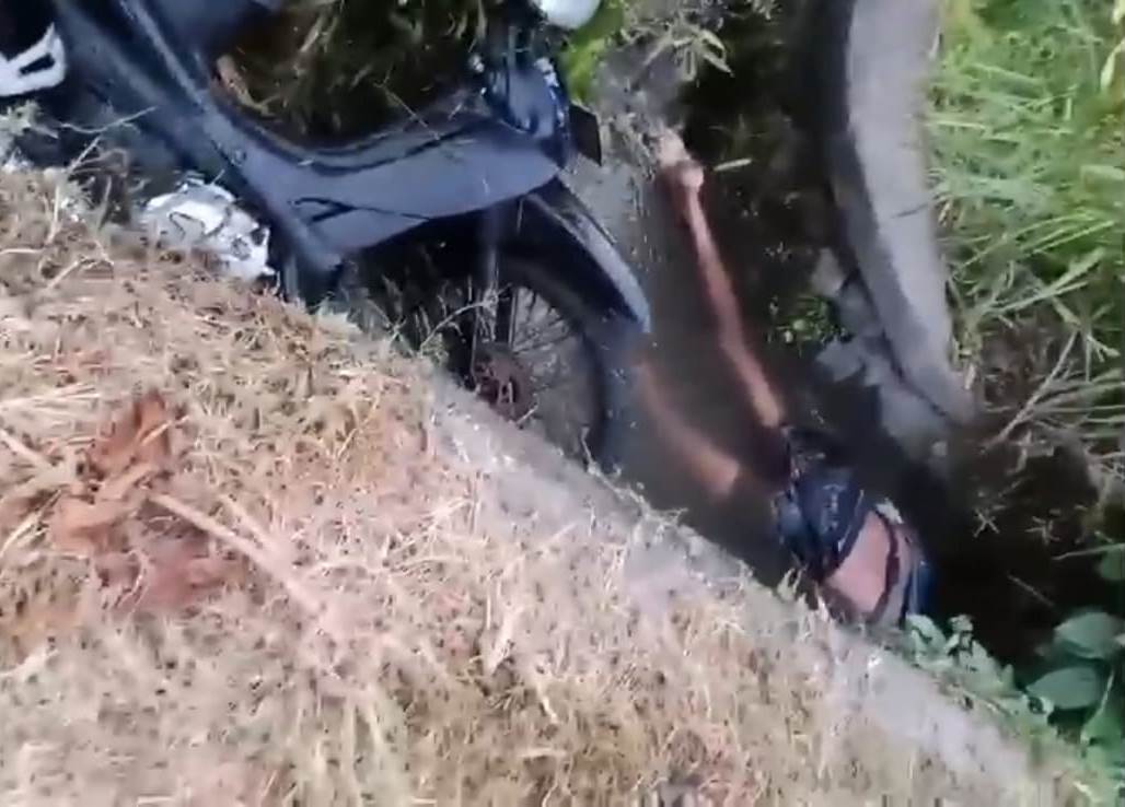 KECELAKAAN DI BALI: Sepeda motor dan korban yang jatuh terperosok ke dalam got. (istimewa)