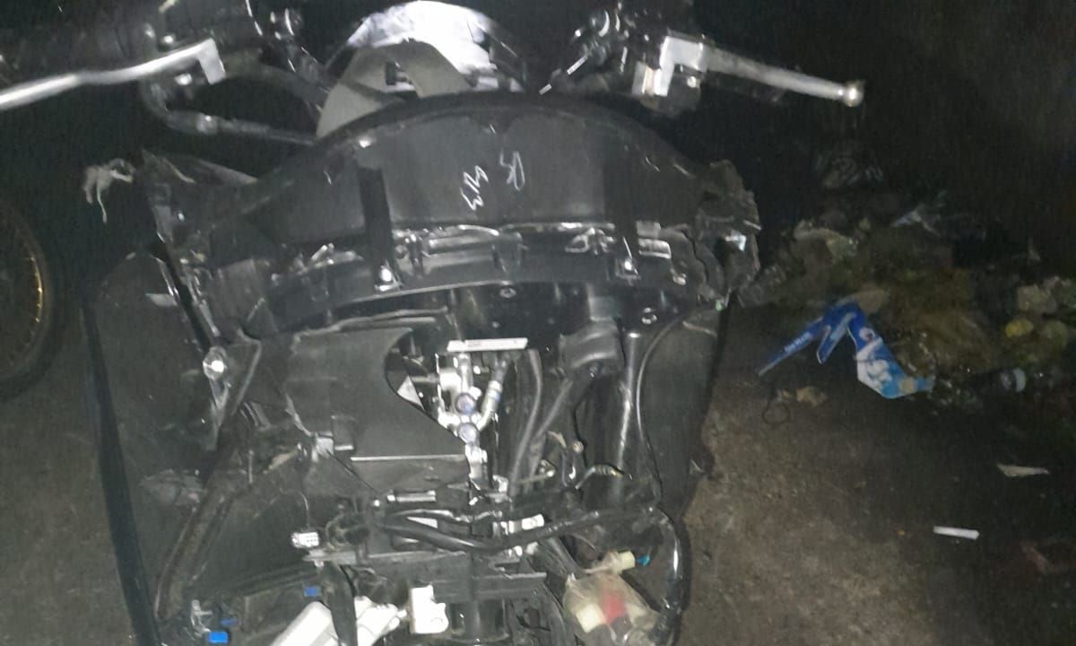 RINGSEK: Motor yang dikendarai turis Tiongkok ringsek setelah tabrakan di Jalan Raya Pecatu, Badung, Bali yang menewaskan Subaidi.