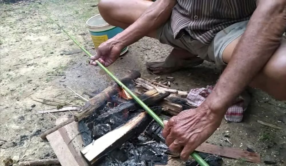 JORAN BAMBU: Di Bali bambu jenis Tamblang ampuh dijadikan joran untuk mancing udang di sungai.