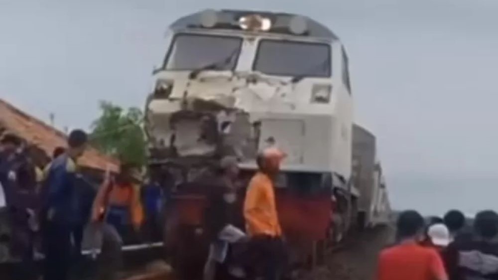 TABRAK TRUK: Moncong lokomotif kereta api rusak setelah menabrak truk dan anjlok di perlintasan kereta, Kamis (15/2).