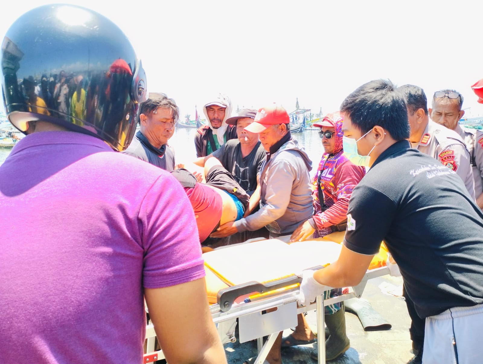 Saudagar ikan di PPN Pengambengan terjatuh ke laut.