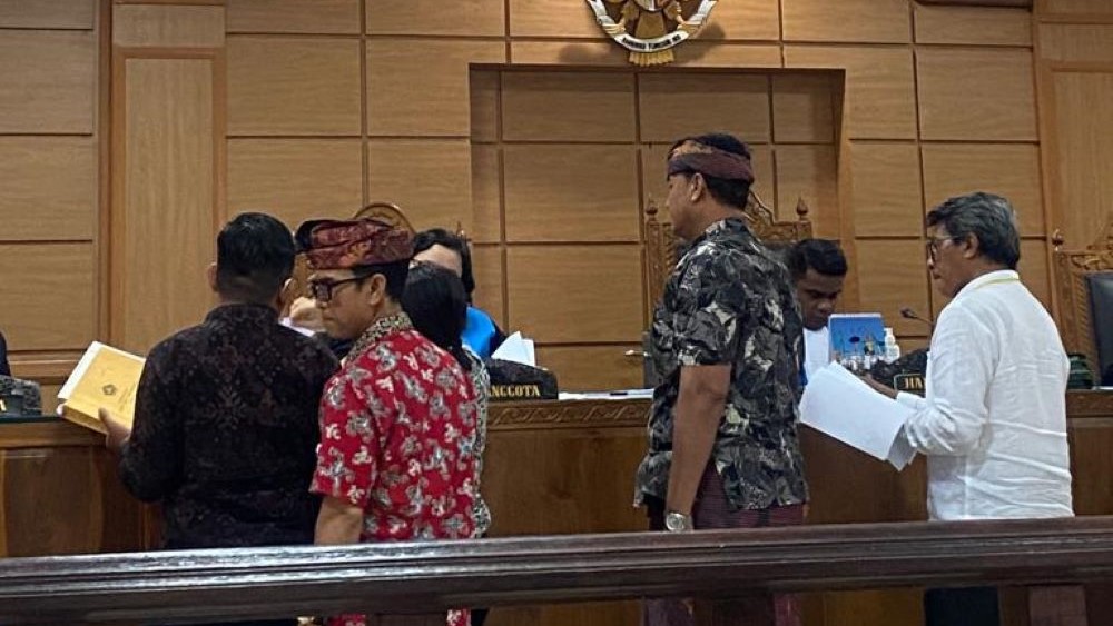 SERAHKAN BUKTI: Sidang gugatan warga Kuta pada Kadis Dukcapil terkait penerbitan Akta Perkawinan bergulir di PTUN Denpasar.