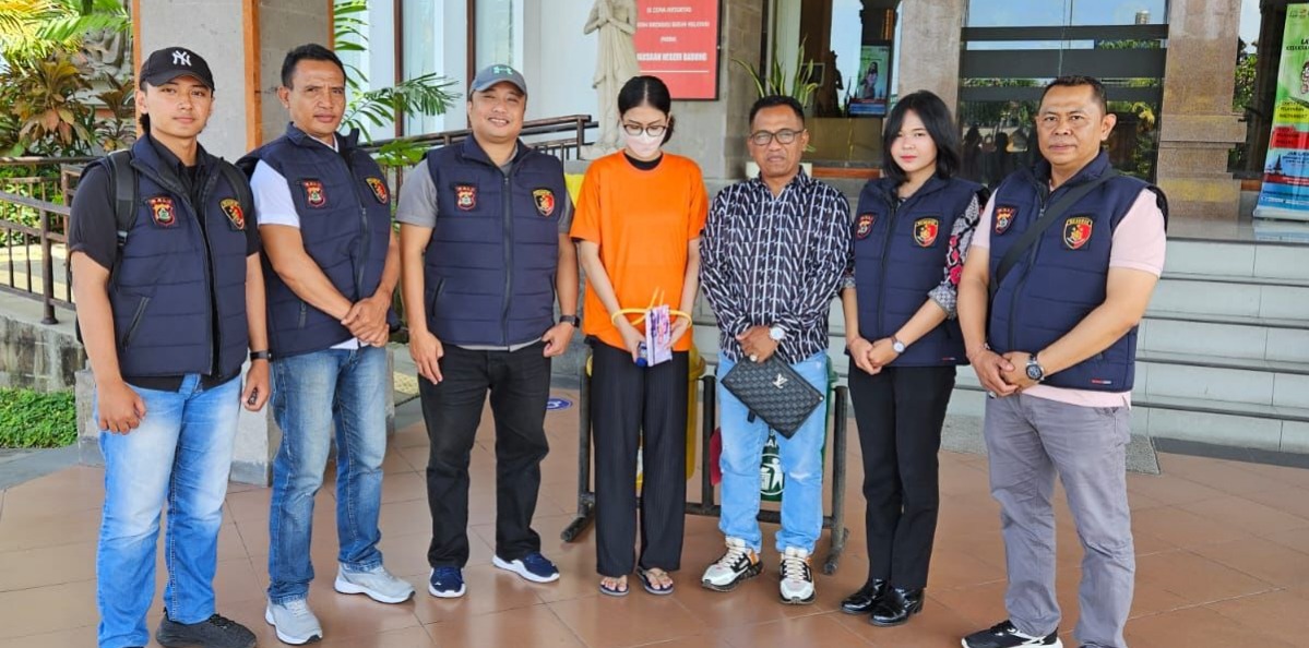DILIMPAHKAN: Model Zhafira Devi Liestiatmaja, 28, saat dilimpahkan oleh Polres Bandara Ngurah Rai Bali ke Kejaksaan Negeri Badung.