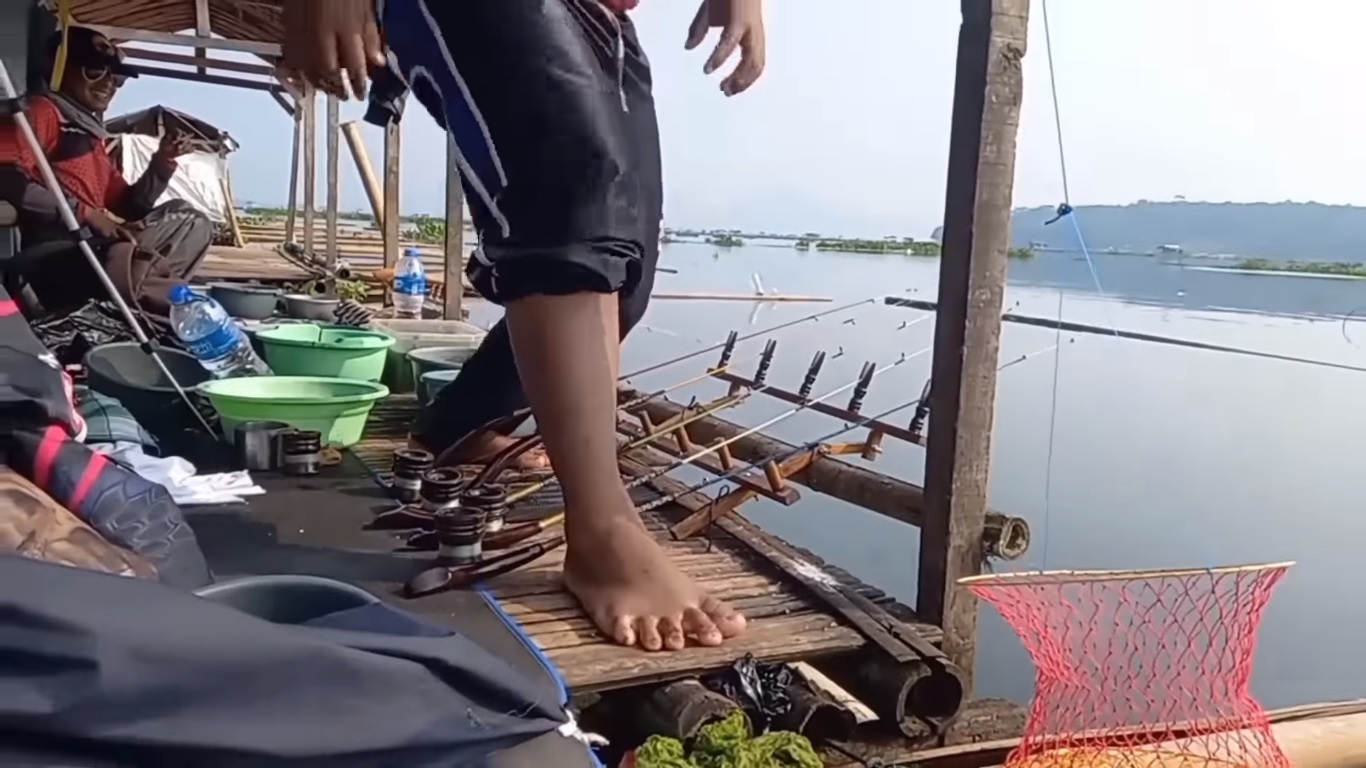Ada mitos melangkahi joran bikin boncos seharian atau sial seharian tidak dapat ikan.