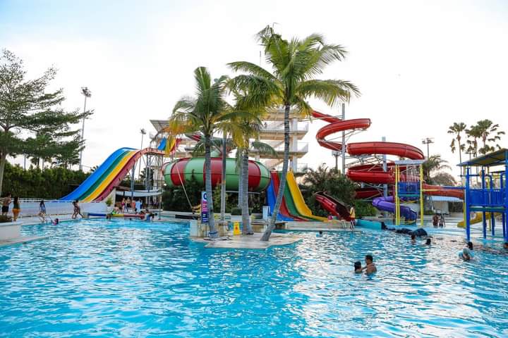 Splash Water Park Bali di Canggung memiliki beragam wahana air.