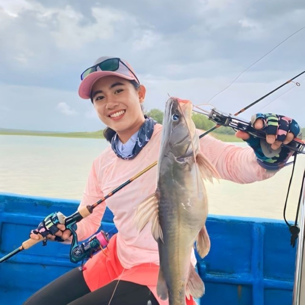 PEMANCING CANTIK: Angler Aura Pawita saat menaklukan ikan tangkapannya.