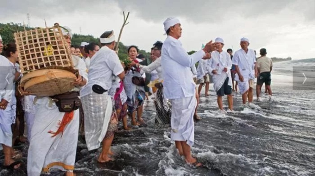 Prosesi Nyegara Gunung dalam tradisi Hindu Bali.
